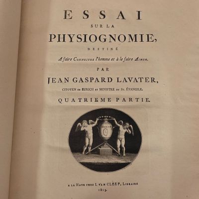 un vieux livre sur lequel figure l'image de deux hommes