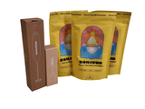 trois paquets de café posés à côté d'un carton