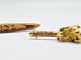 paire de boutons de manchette et de broche en or et émail rouge