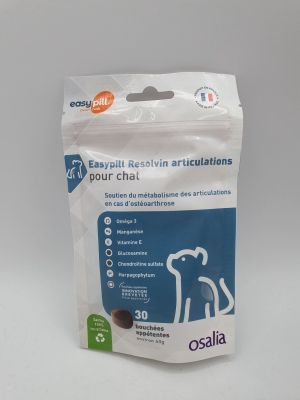 un sachet de friandises pour chien posé sur une table blanche
