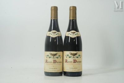 deux bouteilles de vin posées sur une table blanche