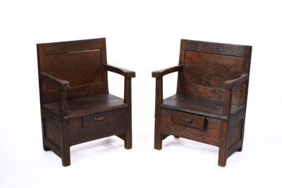 une paire de chaises en bois avec des tiroirs de chaque côté