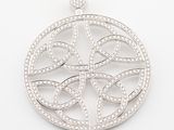 un pendentif en or blanc et diamants, de forme circulaire