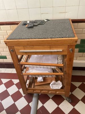 une petite table sur laquelle sont posés plusieurs papiers