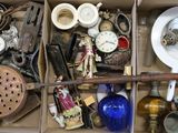 une boîte remplie d'objets assortis qui s'y trouvent