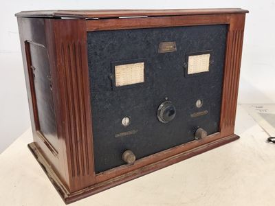 une vieille radio posée sur une table à côté d'un ordinateur portable