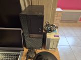 un ordinateur de bureau posé sur un bureau, à côté d'un ordinateur portable