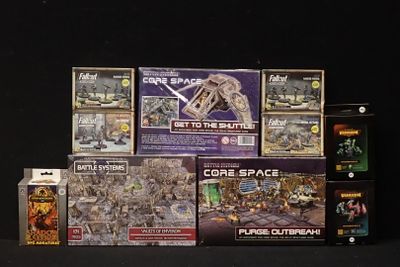 beaucoup de figurines de la guerre des étoiles sur la table