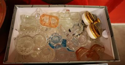 une boîte remplie de bouteilles en plastique, avec un hot-dog à l'intérieur