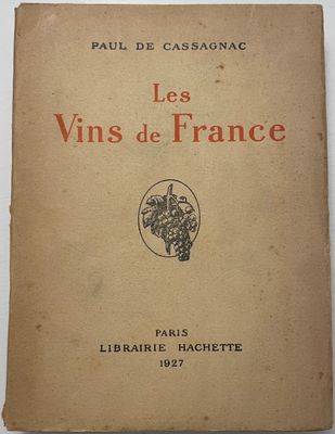 un vieux livre posé sur une table à côté d'un mur blanc