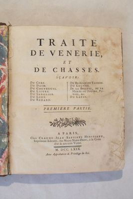 un vieux livre ouvert sur une table