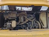 un camion jaune avec un gros moteur à l'arrière