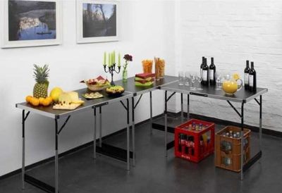 une table sur laquelle sont posés des fruits et des boissons, dans une pièce