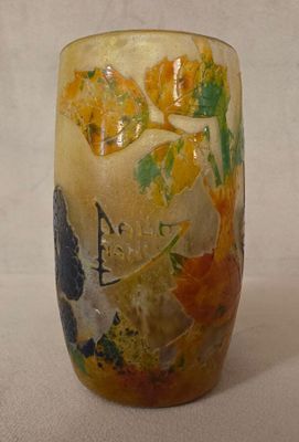 un vase orné de fleurs