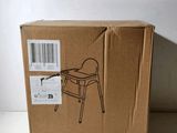 La boîte est vide et prête à accueillir la chaise.