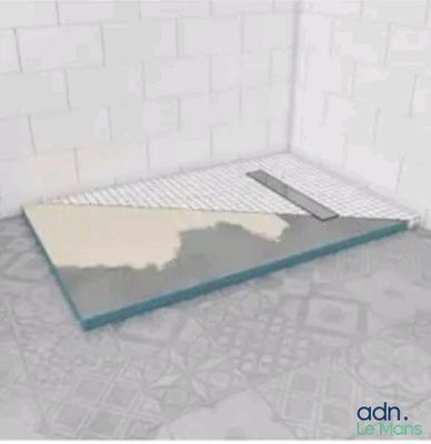 une photo d'une salle de bains avec une douche et un sol carrelé