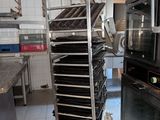 une photo d'une cuisine professionnelle avec une étagère remplie de plateaux
