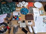 une table sur laquelle se trouvent de nombreux objets, notamment des ciseaux, des ciseaux et d'autres objets