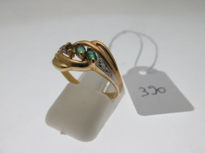 une image représentant une bague en or sertie de deux émeraudes