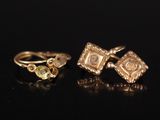 une paire de boucles d'oreilles en or et une bague en or