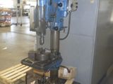 une photo d'une perceuse à colonne dans une usine