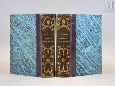 deux livres posés l'un sur l'autre sur une table