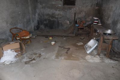 une chambre sale équipée d'un micro-ondes et d'une chaise