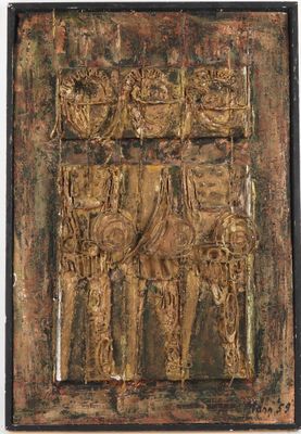 une image représentant une plaque en bois sur laquelle figure un groupe de personnes