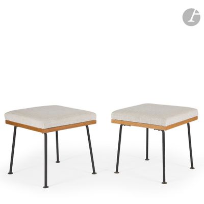 une paire de tabourets avec des pieds en bois et une assise beige