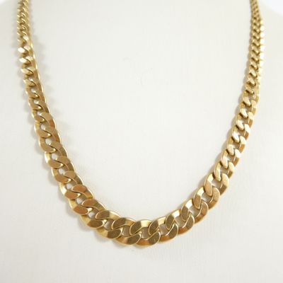 gros plan d'un collier en or sur un mannequin mannequin mannequin mannequin mannequin mannequin mannequin mannequin