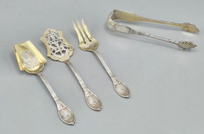 cinq fourchettes et cuillères en métal argenté ornées de motifs élaborés