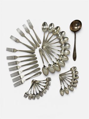 un grand nombre de cuillères et de fourchettes disposées en cercle