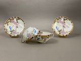 trois pièces en porcelaine ornées de fleurs et d'oiseaux