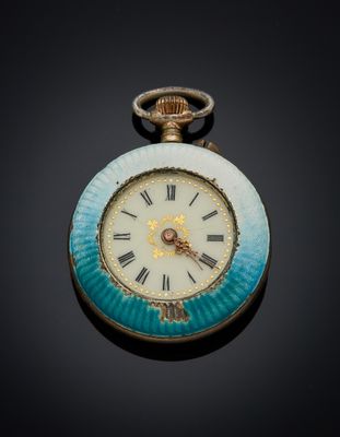 un gros plan d'une montre de poche ornée de chiffres romains