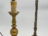 paire de bougeoirs anciens en laiton avec des tiges tournées