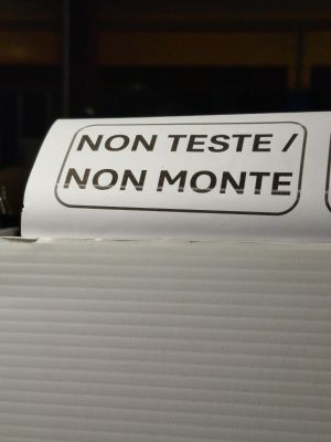 a white box with a sign on it that says non teste / non monte