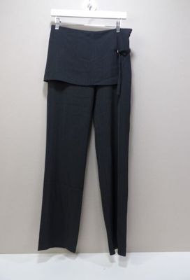 Le pantalon noir est suspendu à un cintre contre le mur.