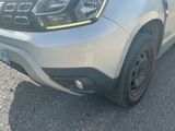un gros plan sur l'avant d'une voiture argentée