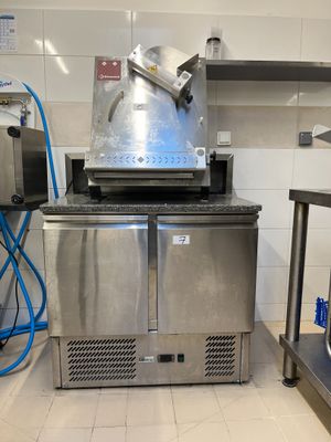 a machine that is sitting in the middle of a kitchen