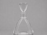 une bouteille en verre transparent posée sur une table
