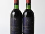 deux bouteilles de vin posées sur une table l'une à côté de l'autre