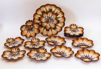 plusieurs pièces de poterie posées sur une table