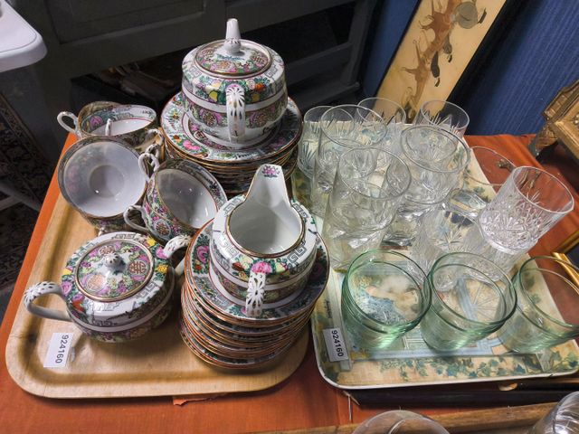 Lot comprenant Partie de service à thé en porcelaine hong kong et