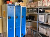 un casier bleu au milieu d'une pièce remplie de cartons