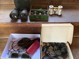 deux boîtes de pièces et une paire de jumelles dans l'escalier
