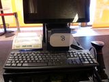 un clavier et un écran posés sur un bureau