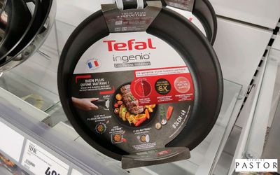 de nombreuses poêles exposées dans un magasin