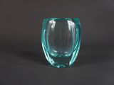 un vase en verre posé sur une table