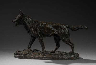 statue en bronze représentant un chien posé sur un rocher, sur fond gris