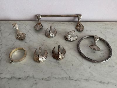 une table en marbre sur laquelle sont disposés plusieurs objets en argent